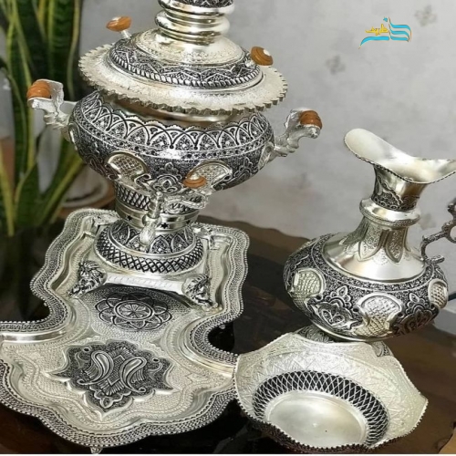 نمای اختصاصی از آبکاری نقره و پوشش کوره‌ای برای نمایش درخشش و جلوگیری از تغییر رنگ.