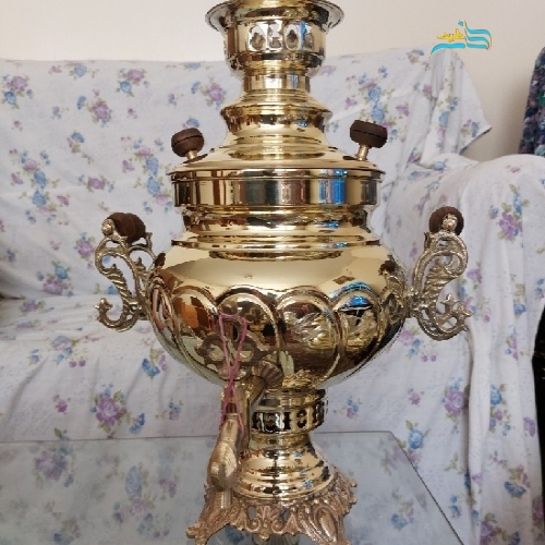 نمای کامل از سماور زغالی برنجی با بدنه ضخیم و سنگین‌وزن، نمایش فرم، ظرفیت ۶ لیتری و زیبایی کلی.