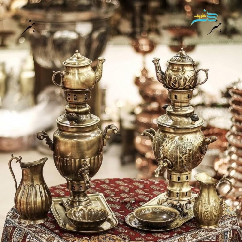 نمای کامل از سرویس سماور با طراحی آنتیک خطی و قلمزنی، نمایش فرم، ظرفیت ۱.۵ لیتری و زیبایی کلی.