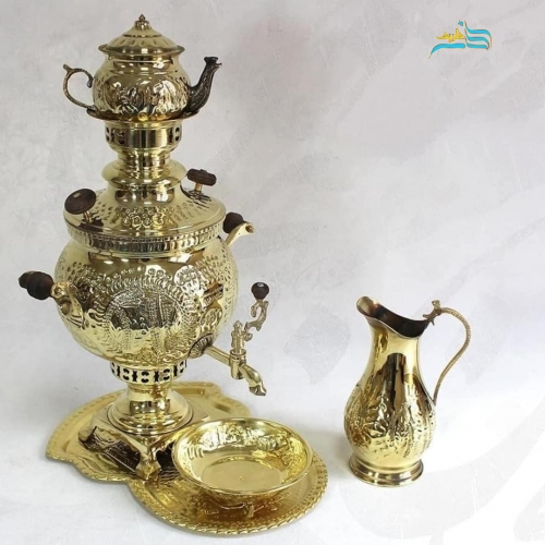 نمای کامل از سرویس سماور با قلم‌دست اعلاء و رنگ ثابت، نمایش فرم، ظرفیت ۶ لیتری و زیبایی کلی.