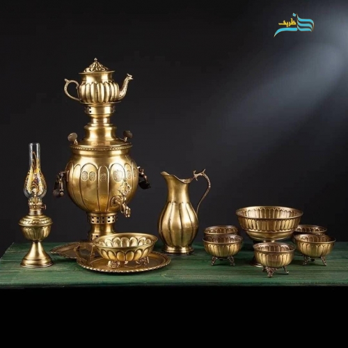 نمای کامل از سرویس سماور با دسته خواب و آجیل‌خوری، نمایش فرم، ارتفاع ۴۷ سانتی و زیبایی کلی.