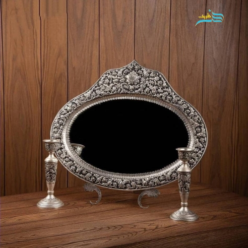 نمای کامل از آینه و شمعدان با نقش گل برجسته و روکش نقره، نمایش هماهنگی و زیبایی کلی.