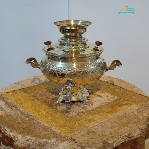 نمای کامل از سماور مدل توپی با قلم‌زنی تخت جمشید و طرح طلایی، نمایش فرم، ظرفیت ۶ لیتری و زیبایی کلی (بدون فیلتر).