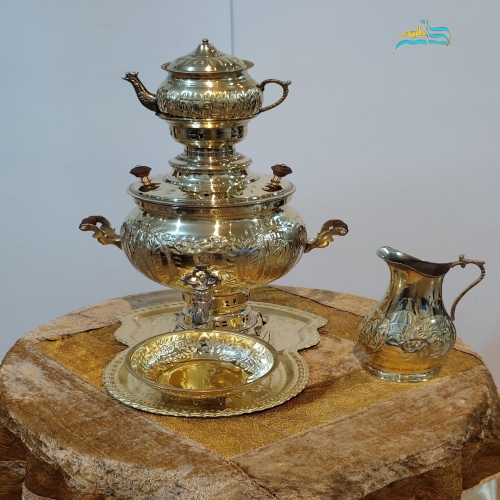 نمای کامل از سرویس ۶ لیتری شامل سماور، پارچ، قوری، سینی و جام طلایی با قلم‌زنی طلایی، نمایش هماهنگی و زیبایی کلی.