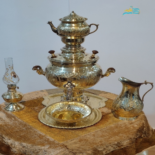 نمای شبیه‌سازی شده از ست روی میز پذیرایی یا سفره هفت‌سین برای نمایش مقیاس و کاربرد.