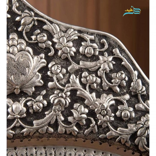 نمای ماکرو از نقش گل برجسته با ظرافت بالا برای نمایش کیفیت و هنر به کار رفته.