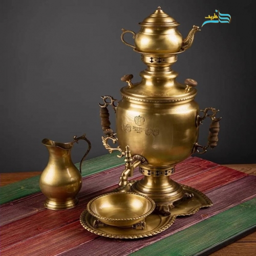 نمای شبیه‌سازی شده از سرویس روی میز پذیرایی یا سفره هفت‌سین برای نمایش مقیاس و کاربرد.