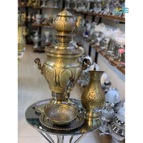 نمای کامل از سرویس سماور با آنتیک‌شدگی و بدنه ضخیم، نمایش فرم و زیبایی کلی.