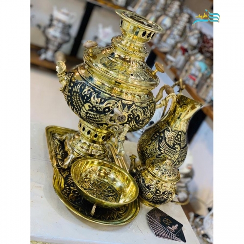 نمای کامل از سرویس سماور ۸ لیتری با سیاه قلم و طرح زیبا، نمایش فرم و زیبایی کلی.
