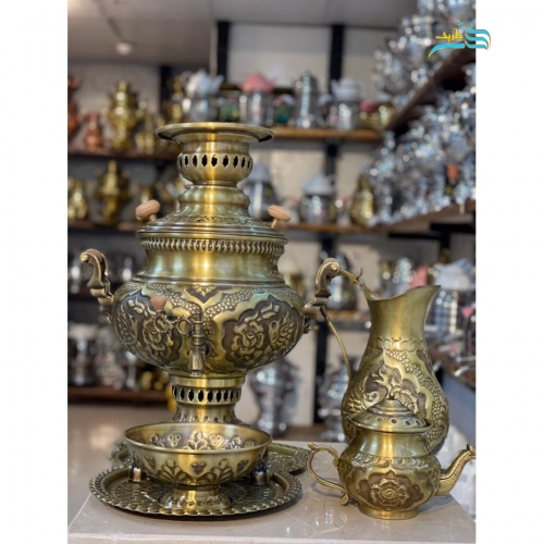 نمای کامل از سرویس سماور ۸ لیتری با قلم گل و مرغ و طرح زیبا، نمایش فرم و زیبایی کلی.