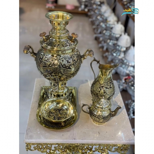نمای کامل از سماور با طرح پرنده و سیاه قلم، نمایش فرم و زیبایی کلی.