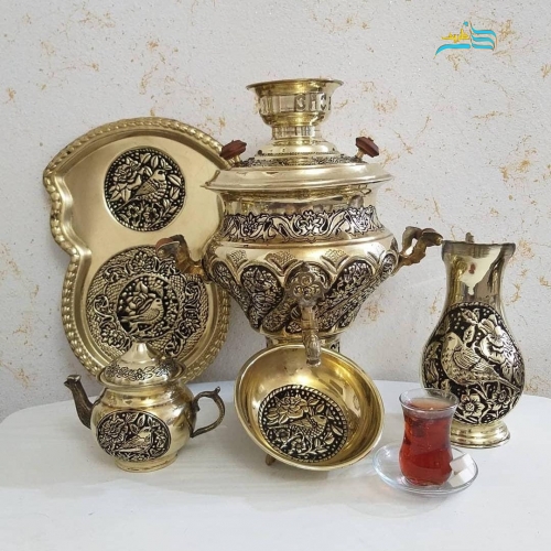 نمای کامل از سرویس سماور با طرح گل و مرغ، لبه ریخته و پا سماوری، نمایش هماهنگی و زیبایی کلی.