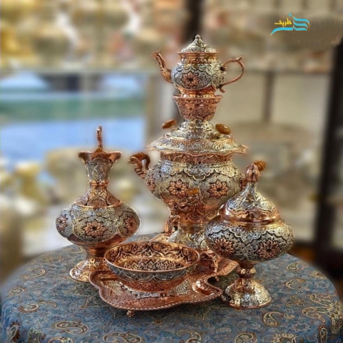 نمای کامل از سرویس سماور با آبکاری مس و نقره و قلمزنی اعلاء، نمایش فرم و زیبایی کلی.