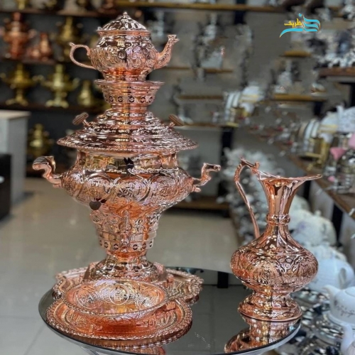 نمای کامل از سماور با روکش مس و طرح هخامنشی، نمایش فرم و زیبایی کلی.