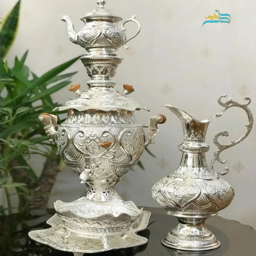 نمای کامل از سرویس سماور با آبکاری نقره و قلمزنی استاد رحمتی، نمایش فرم، ارتفاع ۶۰ سانتی و زیبایی کلی.
