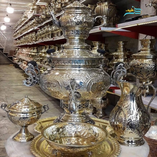 نمای کامل از سرویس سماور با قلمزنی و دسته ماهی، نمایش فرم و زیبایی کلی.