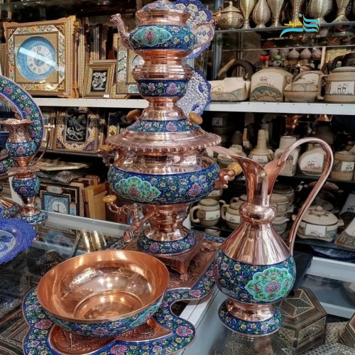 نمای کامل از سرویس سماور مس و پرداز با نقاشی دستی، نمایش هماهنگی و زیبایی کلی.
