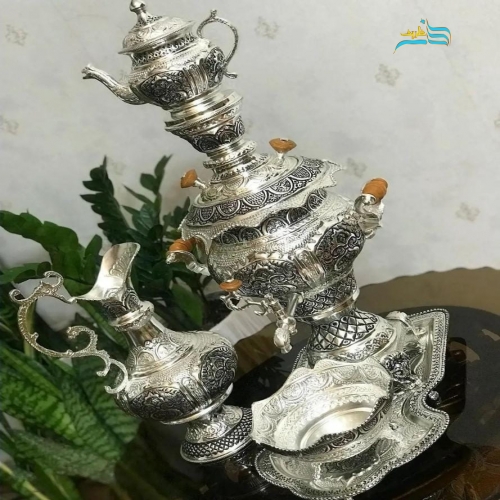نمای کامل از سرویس سماور با قلمزنی اعلاء و آبکاری نقره، نمایش فرم، ارتفاع ۵۹ سانتی و زیبایی کلی.