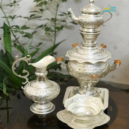 نمای کامل از سرویس سماور با قلمزنی اعلاء و آبکاری نقره، نمایش فرم، ارتفاع ۵۹ سانتی و زیبایی کلی.