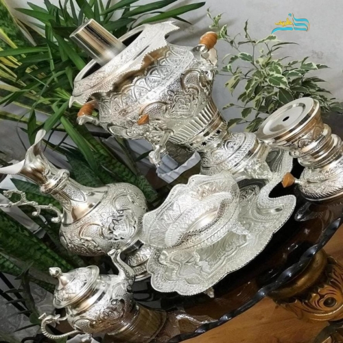 نمای کامل از سرویس سماور با آبکاری نقره و قلم‌دست اعلاء، نمایش فرم، ارتفاع ۶۶ سانتی و زیبایی کلی.