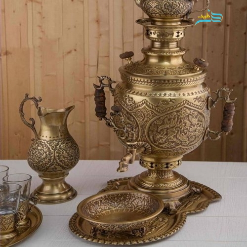 نمای ماکرو از قلمزنی گل و مرغ برای نمایش کیفیت و ظرافت.