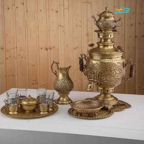 نمای کامل از سرویس سماور با قلمزنی گل و مرغ، نمایش فرم و زیبایی کلی.