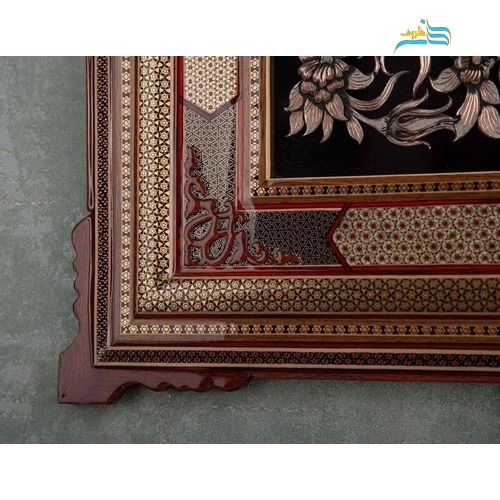 نمای اختصاصی از قاب چوبی با خاتم‌کاری برای نمایش کیفیت.