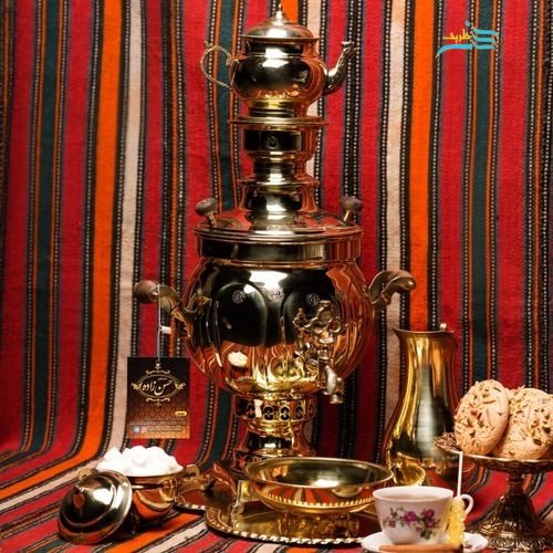 نمای کامل از سماور با طرح آینه توپی، نمایش فرم و زیبایی کلی.