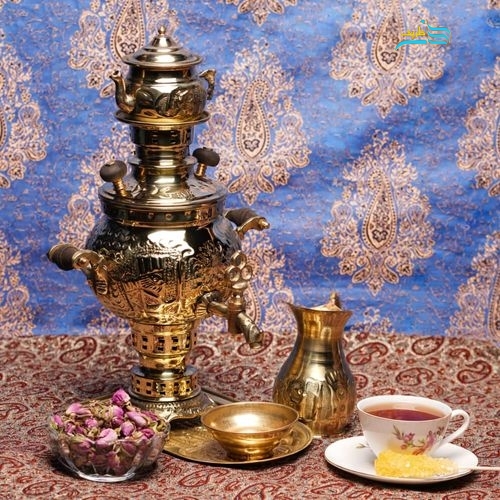 نمای کامل از سرویس سماور با طرح هخامنشی، نمایش فرم و زیبایی کلی.