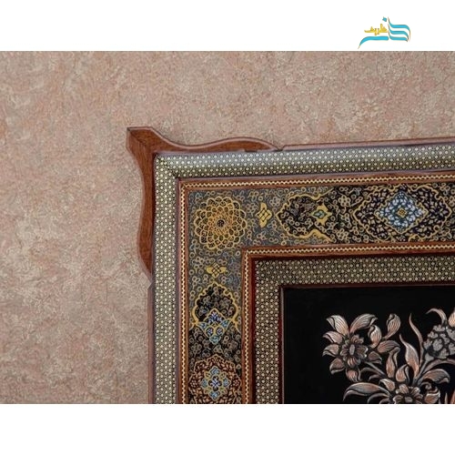 نمای اختصاصی از قاب چوبی با خاتم‌کاری و تذهیب برای نمایش کیفیت.