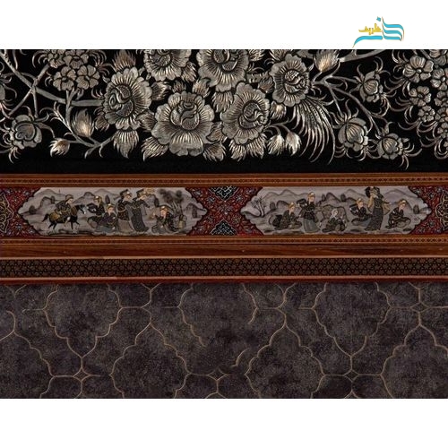 نمای اختصاصی از قاب چوبی با خاتم اعلاء و تذهیب برای نمایش اصالت.