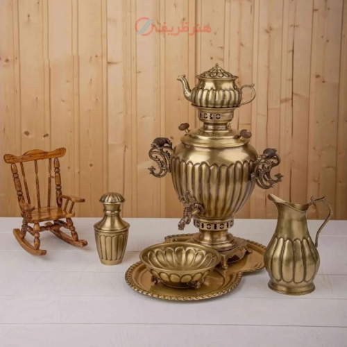نمای کامل از سرویس سماور با چایدان، نمایش هماهنگی و زیبایی کلی.