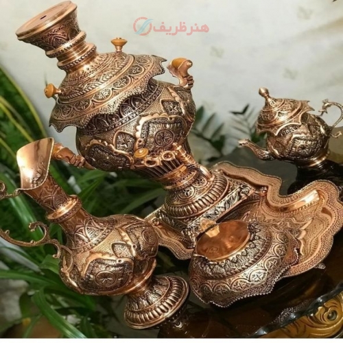 نمای کامل از سرویس سماور مسی با قلمزنی، نمایش فرم و زیبایی کلی.