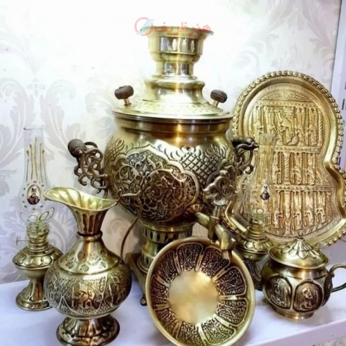 نمای کامل از سرویس سماور با قلم‌دست و طرح خاص، نمایش فرم و زیبایی کلی.