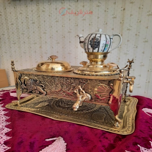 نمای کامل از منقل سماوری با قلمزنی گل و مرغ، نمایش فرم و زیبایی کلی.