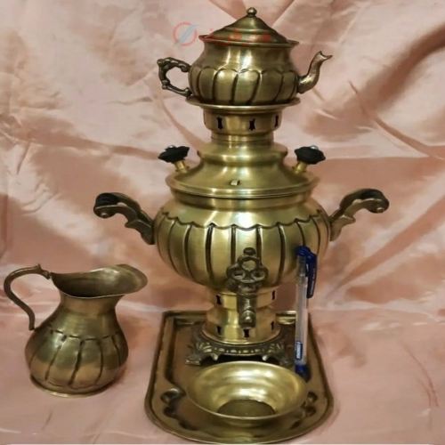 نمای کامل از سرویس ۵ تکه سماور با طراحی خط‌دار، نمایش هماهنگی و زیبایی کلی.