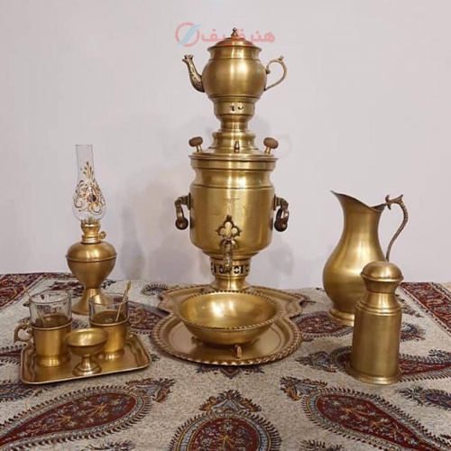 نمای کامل از سماور استوانه‌ای، نمایش فرم و زیبایی کلی.