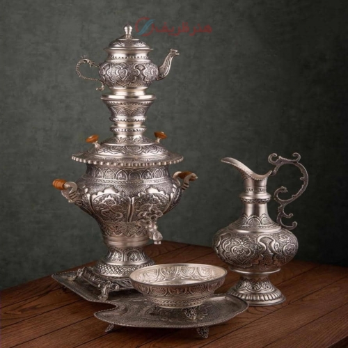 نمای کامل از سرویس سماور با قلمزنی ریزه و آبکاری نقره، نمایش فرم و زیبایی کلی.