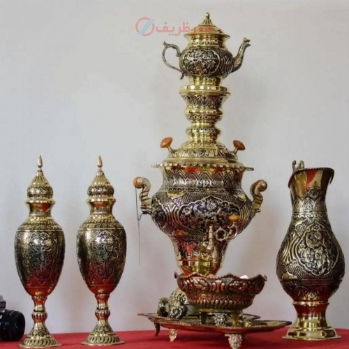نمای کامل از سرویس سماور با قلمزنی گل و مرغ، نمایش فرم و زیبایی کلی.