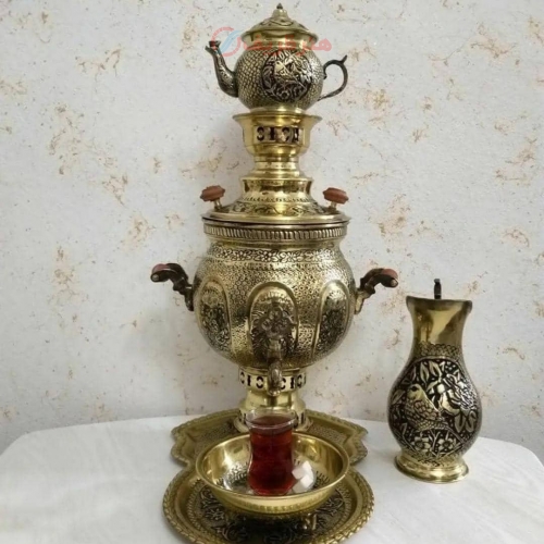نمای کامل از سرویس سماور مدل توپی با طرح گل و مرغ، نمایش فرم و زیبایی کلی.