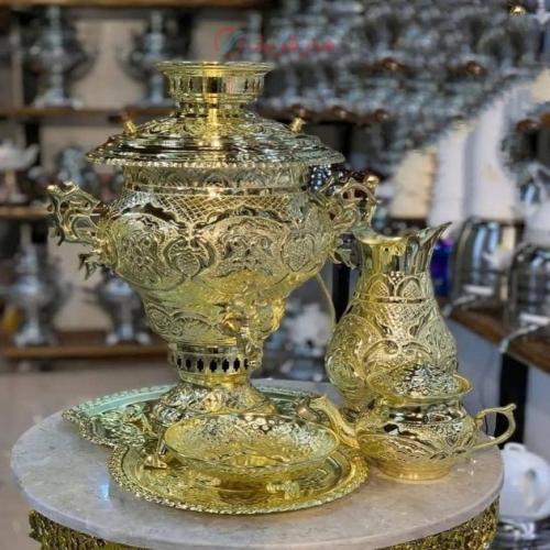 نمای کامل از سرویس سماور لبه‌دار، نمایش فرم و زیبایی کلی.