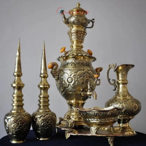 نمای کامل از سرویس سماور با قلمزنی اسلیمی و روکش شبه طلا، نمایش فرم و زیبایی کلی.