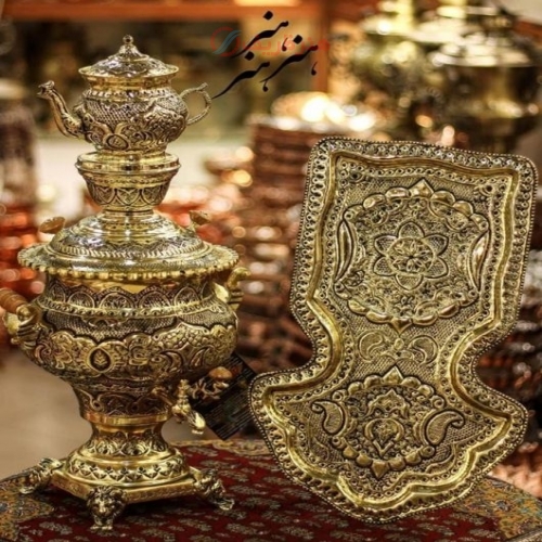 نمای کامل از سرویس سماور با قلمزنی و آبکاری شبه طلا، نمایش فرم و زیبایی کلی.