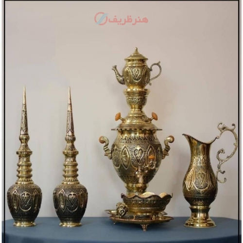 نمای کامل از سرویس سماور و تنگ شاخدار، نمایش هماهنگی و زیبایی کلی.