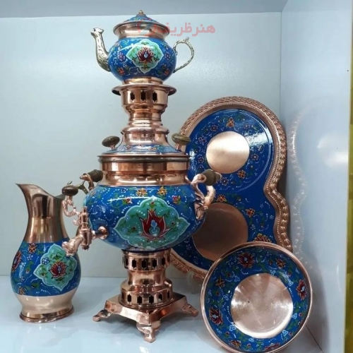 نمای کامل از سرویس سماور مسی با نقاشی دست، نمایش فرم و زیبایی کلی.