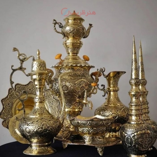 نمای کامل از سرویس سماور با قلمزنی و سیاه قلم، نمایش هماهنگی و زیبایی کلی.