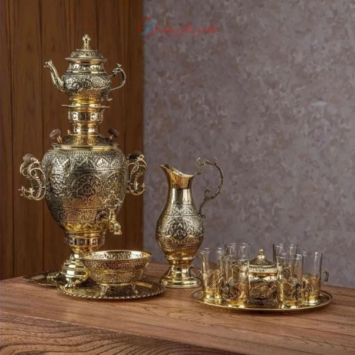 نمای کامل از سرویس سماور با قلمزنی اسلیمی و آبکاری طلایی، نمایش فرم و زیبایی کلی.