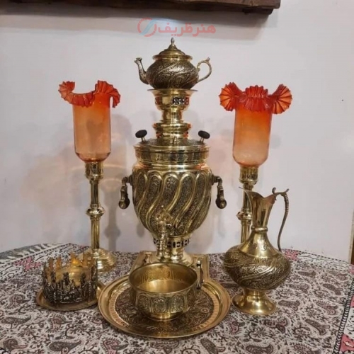 نمای کامل از سرویس سماور با قلمزنی مدل مار، نمایش فرم و زیبایی کلی.