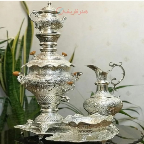 نمای کامل از سماور لوکس برنجی با روکش نقره، نمایش فرم و زیبایی کلی.