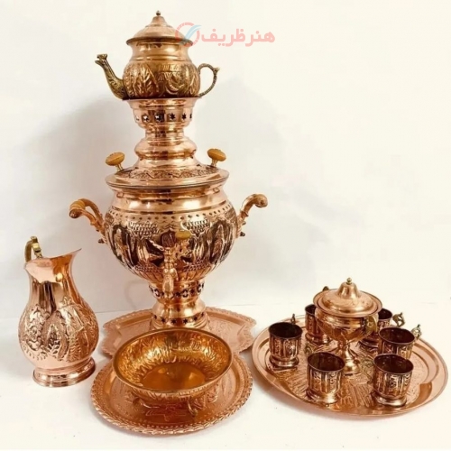 نمای کامل از سرویس سماور مسی با چایخوری، نمایش هماهنگی و زیبایی کلی.